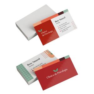 Cartão de Visita Verniz Total papel couchê 300 grs 4,8 x 8,8 cm colorido verniz uv total na frente corte reto 